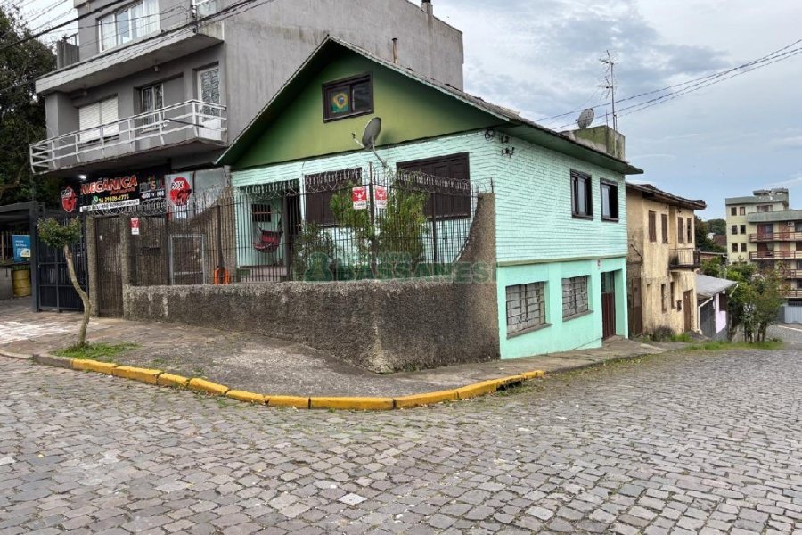Casa com 270m², 3 dormitórios, 4 vagas, no bairro Nossa Senhora de Lourdes em Caxias do Sul para Alugar