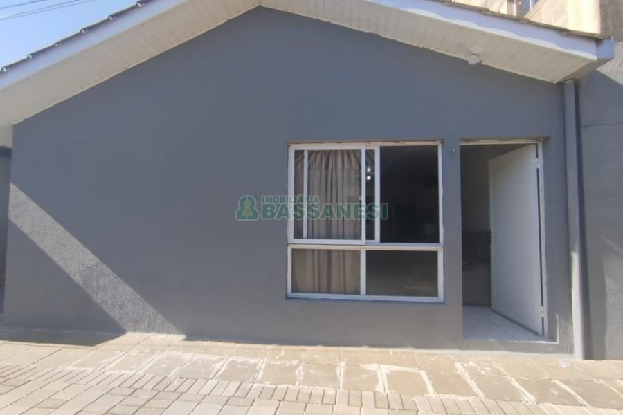 Casa com 52m², 2 dormitórios, 1 vaga, no bairro São Caetano em Caxias do Sul para Alugar