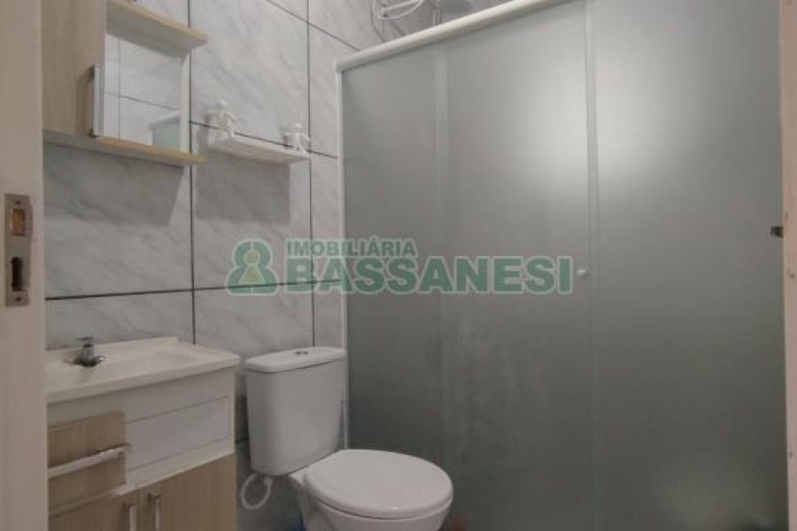 Casa com 52m², 2 dormitórios, 1 vaga, no bairro São Caetano em Caxias do Sul para Alugar