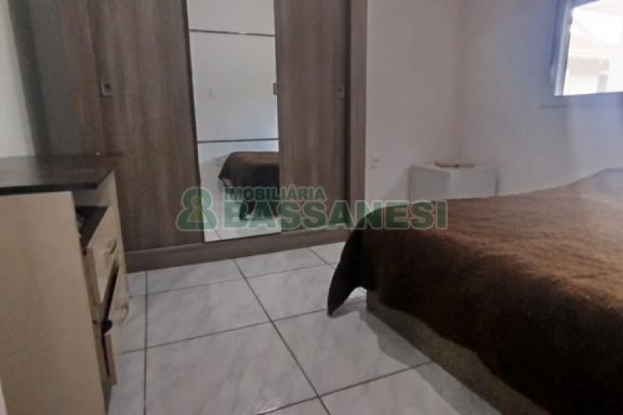 Casa com 52m², 2 dormitórios, 1 vaga, no bairro São Caetano em Caxias do Sul para Alugar