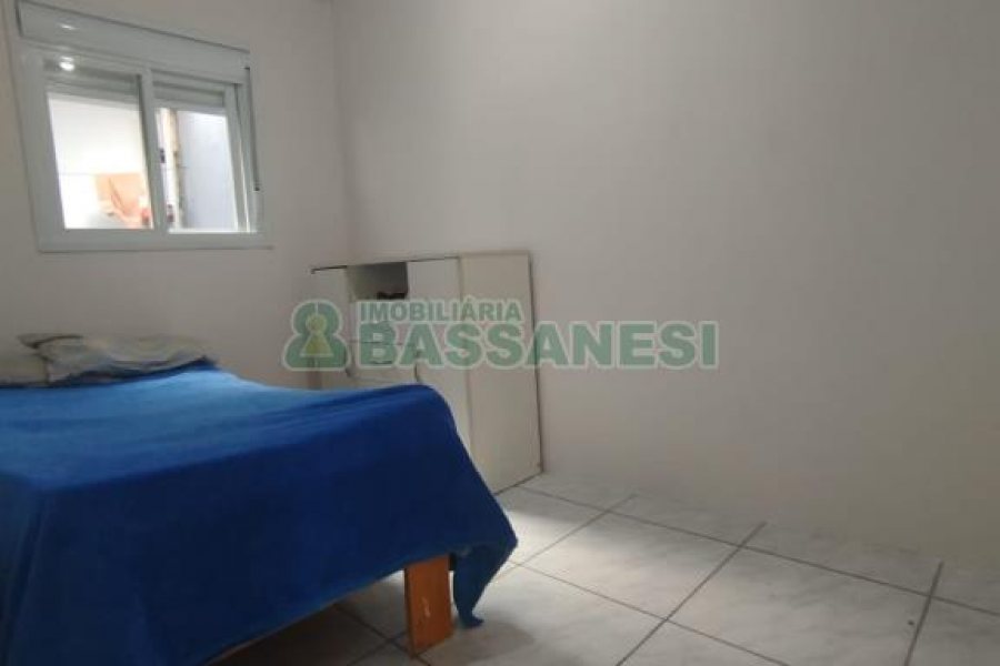 Casa com 52m², 2 dormitórios, 1 vaga, no bairro São Caetano em Caxias do Sul para Alugar