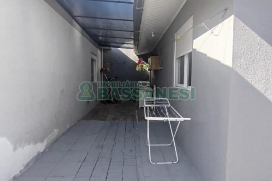 Casa com 52m², 2 dormitórios, 1 vaga, no bairro São Caetano em Caxias do Sul para Alugar