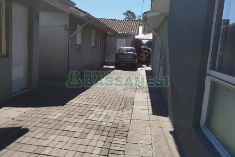 Casa com 52m², 2 dormitórios, 1 vaga, no bairro São Caetano em Caxias do Sul para Alugar