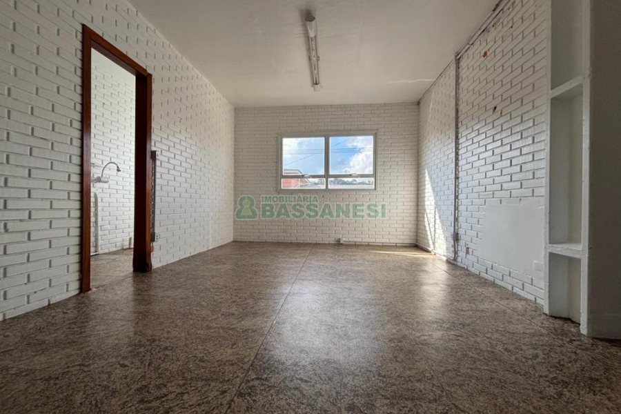 Pavilhão com 280m², no bairro São José em Caxias do Sul para Alugar