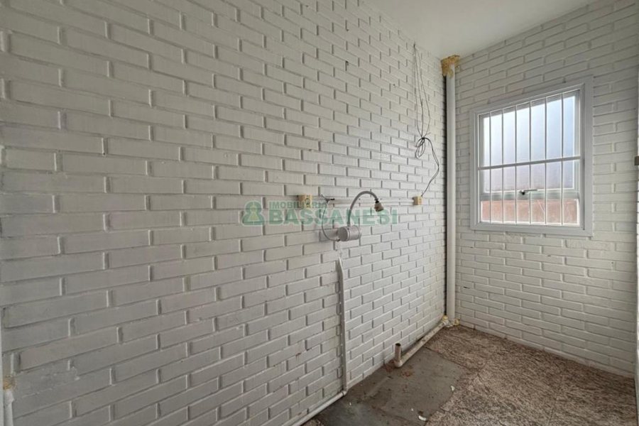 Pavilhão com 280m², no bairro São José em Caxias do Sul para Alugar