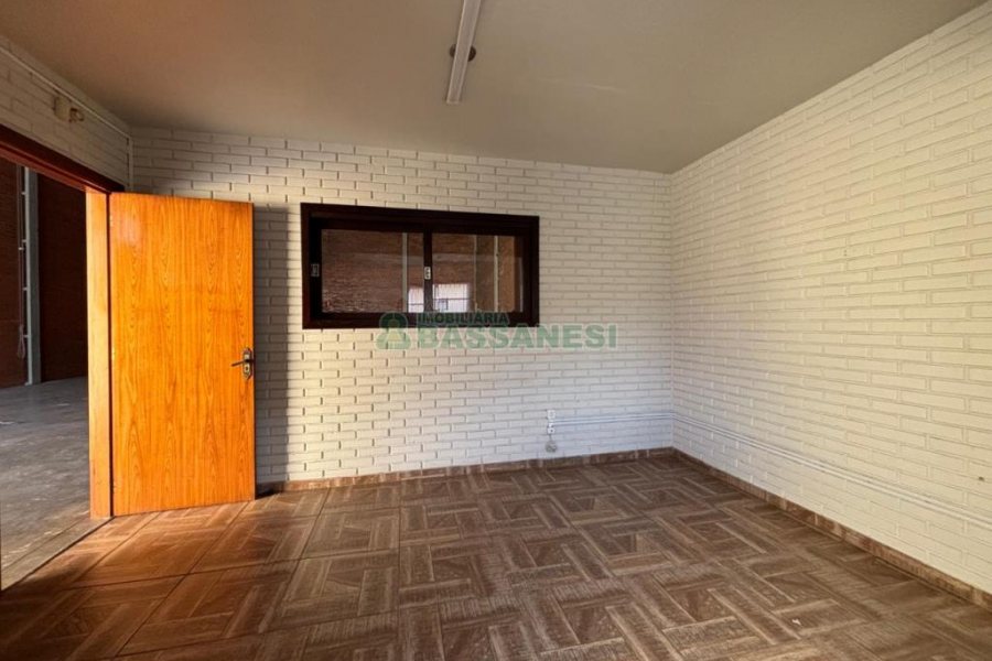 Pavilhão com 280m², no bairro São José em Caxias do Sul para Alugar