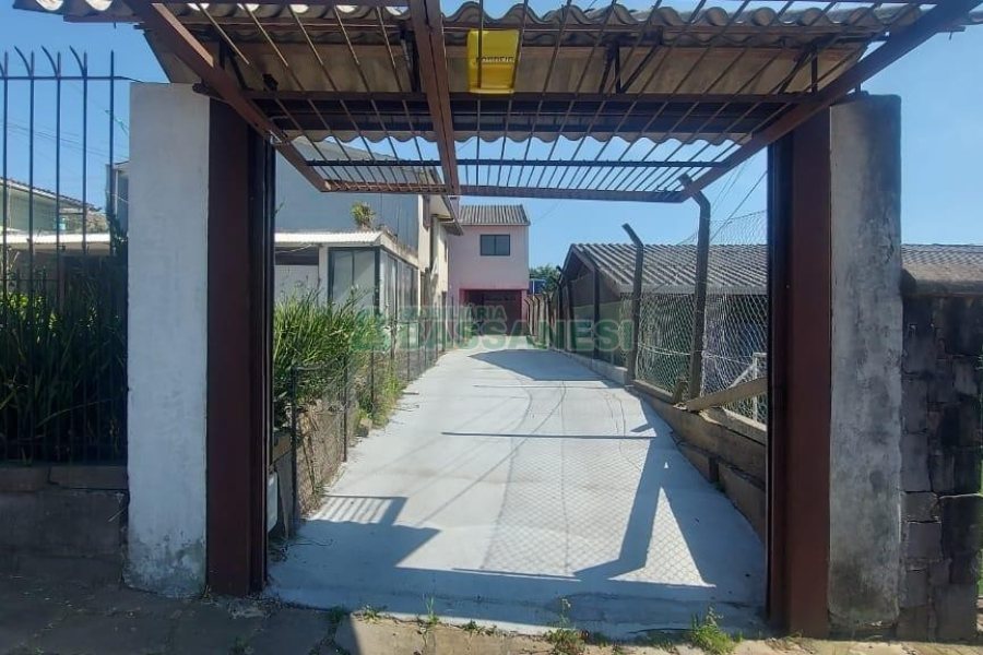 Casa com 100m², 3 dormitórios, 1 vaga, no bairro Kayser em Caxias do Sul para Alugar