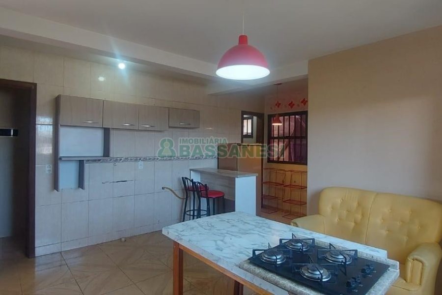 Casa com 100m², 3 dormitórios, 1 vaga, no bairro Kayser em Caxias do Sul para Alugar