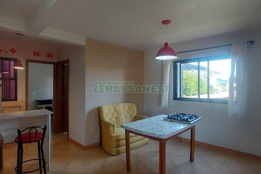 Casa com 100m², 3 dormitórios, 1 vaga, no bairro Kayser em Caxias do Sul para Alugar