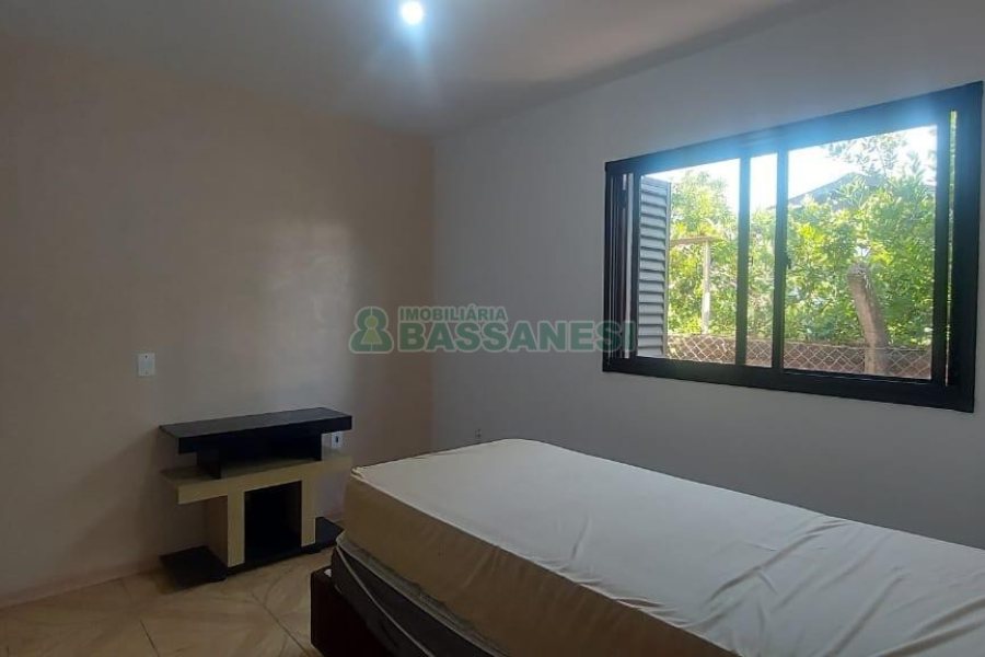 Casa com 100m², 3 dormitórios, 1 vaga, no bairro Kayser em Caxias do Sul para Alugar