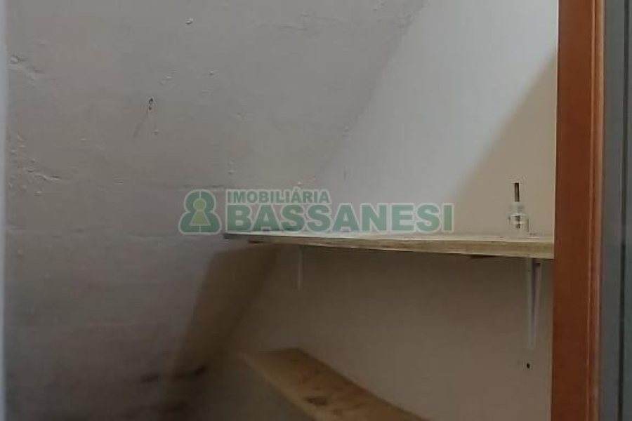 Casa com 100m², 3 dormitórios, 1 vaga, no bairro Kayser em Caxias do Sul para Alugar