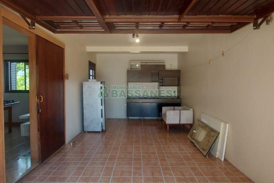 Casa com 100m², 3 dormitórios, 1 vaga, no bairro Kayser em Caxias do Sul para Alugar