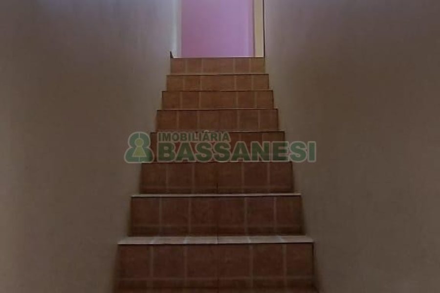 Casa com 100m², 3 dormitórios, 1 vaga, no bairro Kayser em Caxias do Sul para Alugar