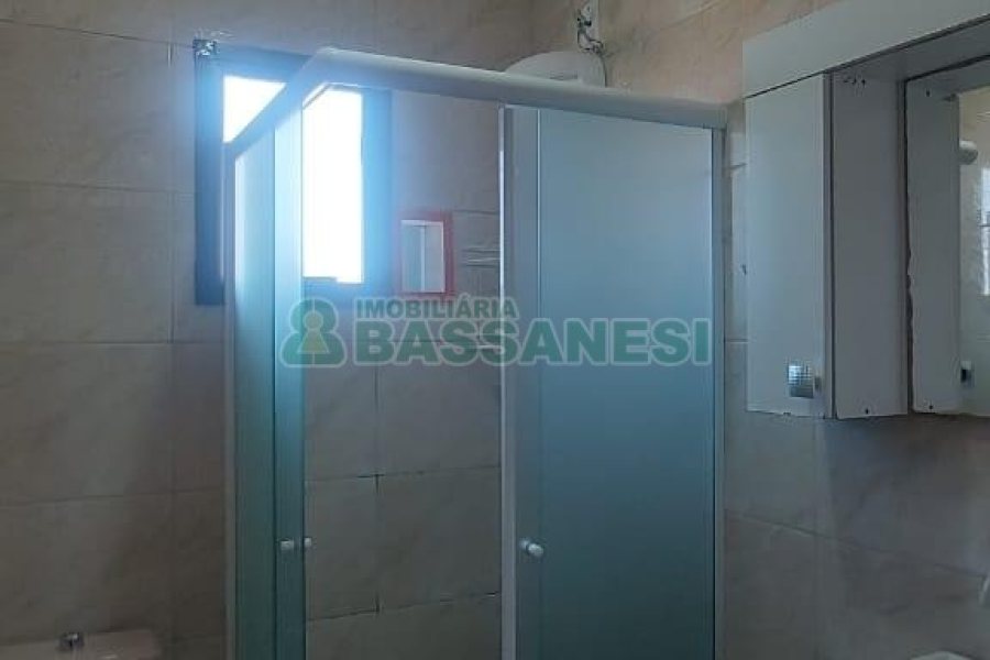 Casa com 100m², 3 dormitórios, 1 vaga, no bairro Kayser em Caxias do Sul para Alugar