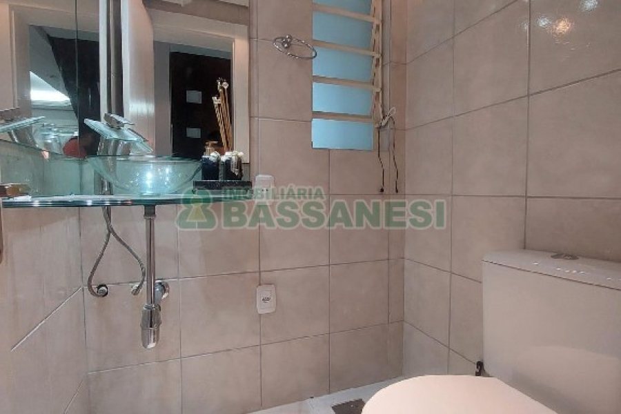 Sobrado com 90m², 2 dormitórios, 2 vagas, no bairro Parque Oasis em Caxias do Sul para Alugar