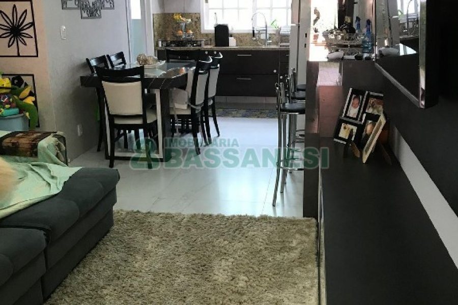 Sobrado com 90m², 2 dormitórios, 2 vagas, no bairro Parque Oasis em Caxias do Sul para Alugar