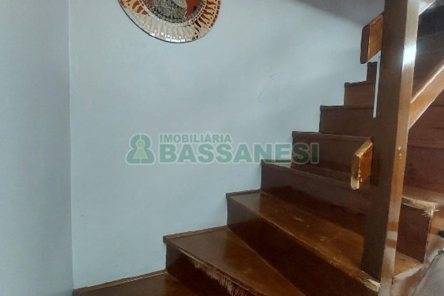 Sobrado com 90m², 2 dormitórios, 2 vagas, no bairro Parque Oasis em Caxias do Sul para Alugar