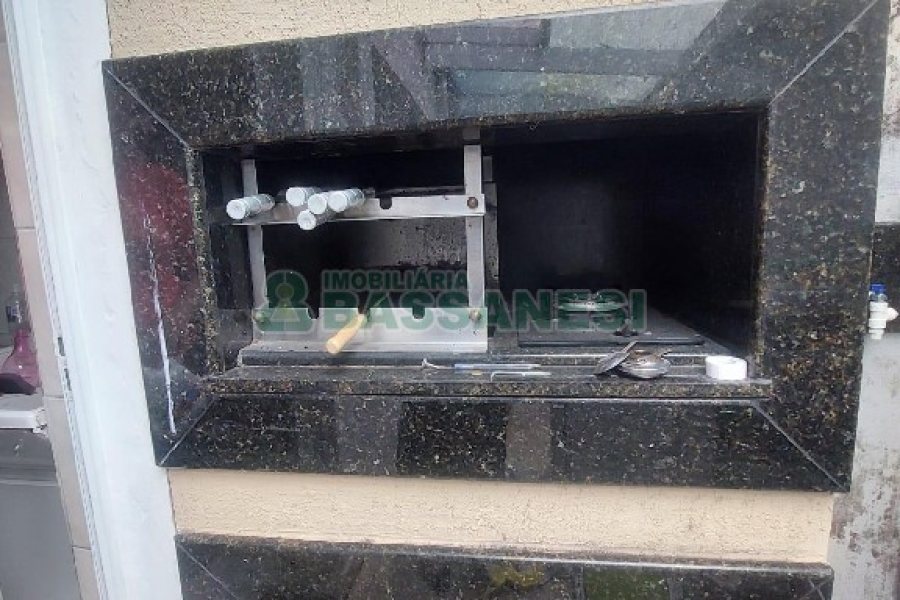 Sobrado com 90m², 2 dormitórios, 2 vagas, no bairro Parque Oasis em Caxias do Sul para Alugar