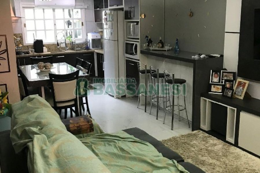 Sobrado com 90m², 2 dormitórios, 2 vagas, no bairro Parque Oasis em Caxias do Sul para Alugar