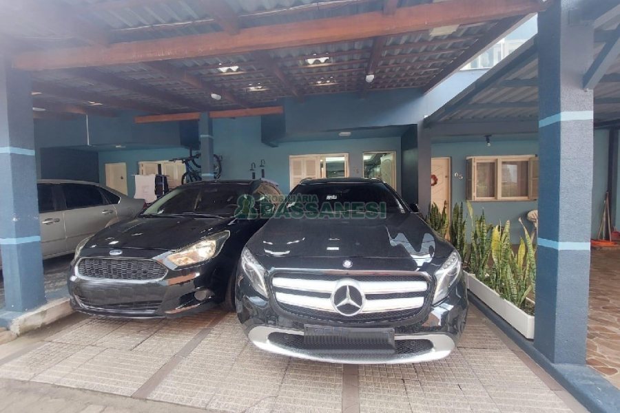 Sobrado com 90m², 2 dormitórios, 2 vagas, no bairro Parque Oasis em Caxias do Sul para Alugar