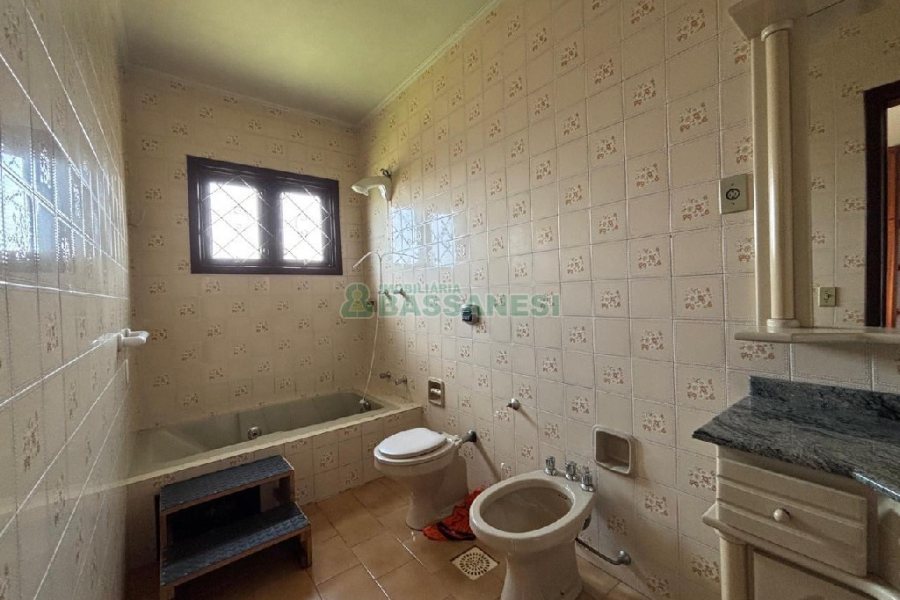 Casa com 278m², 5 dormitórios, 10 vagas, no bairro Santa Lúcia em Caxias do Sul para Alugar