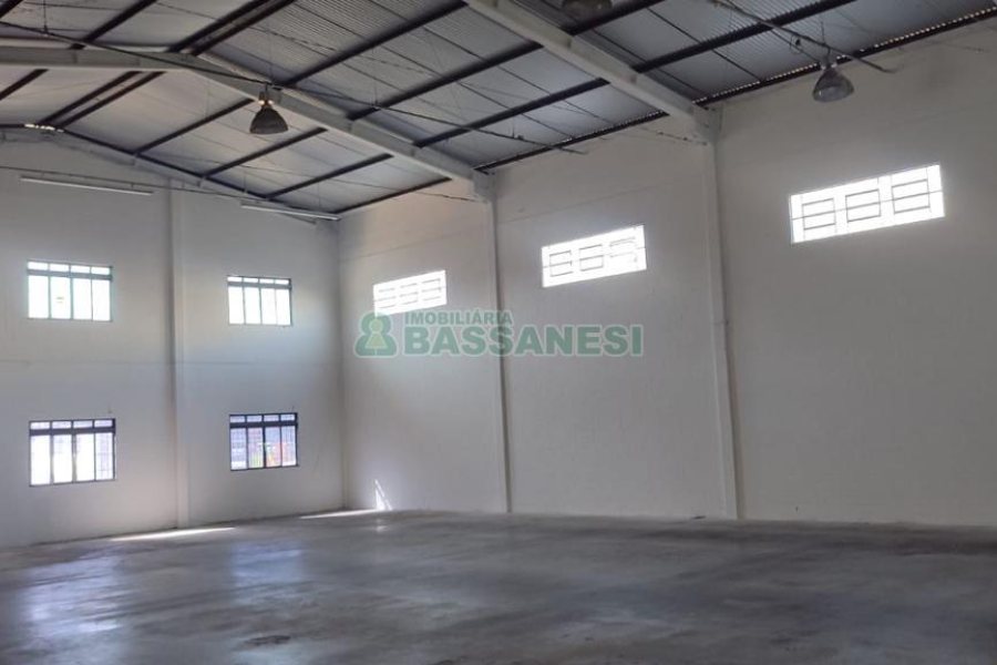 Pavilhão com 891m², no bairro Esplanada em Caxias do Sul para Alugar