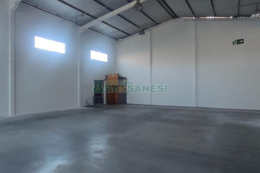 Pavilhão com 891m², no bairro Esplanada em Caxias do Sul para Alugar