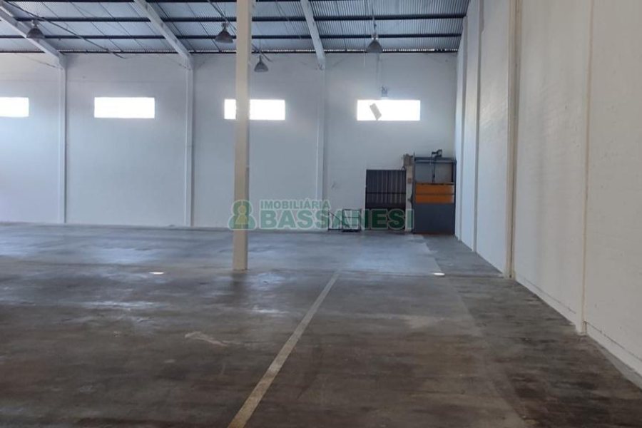 Pavilhão com 891m², no bairro Esplanada em Caxias do Sul para Alugar