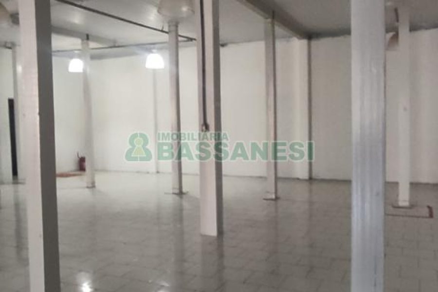 Pavilhão com 891m², no bairro Esplanada em Caxias do Sul para Alugar