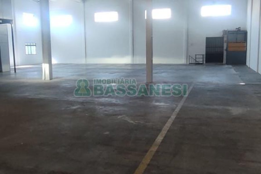 Pavilhão com 891m², no bairro Esplanada em Caxias do Sul para Alugar