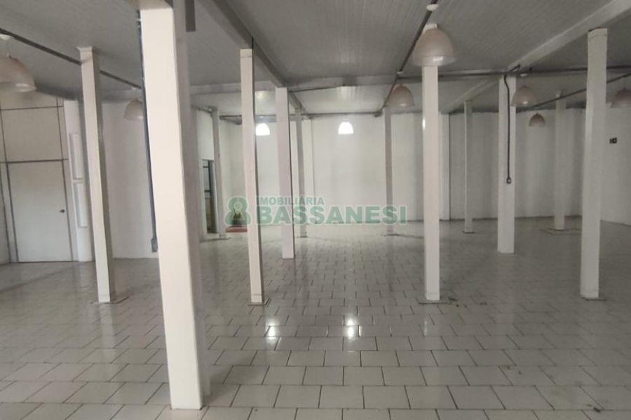 Pavilhão com 891m², no bairro Esplanada em Caxias do Sul para Alugar