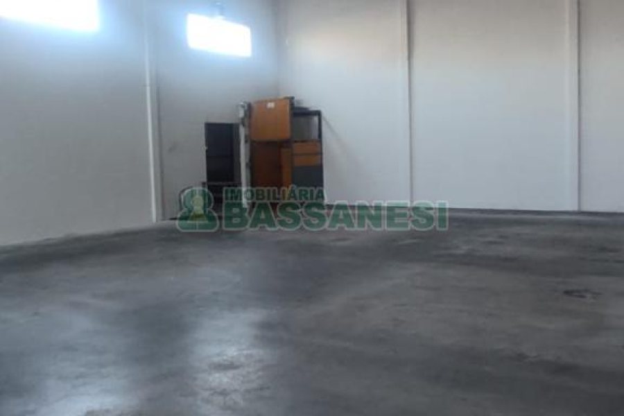 Pavilhão com 891m², no bairro Esplanada em Caxias do Sul para Alugar