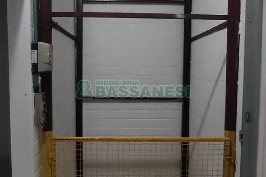 Pavilhão com 891m², no bairro Esplanada em Caxias do Sul para Alugar