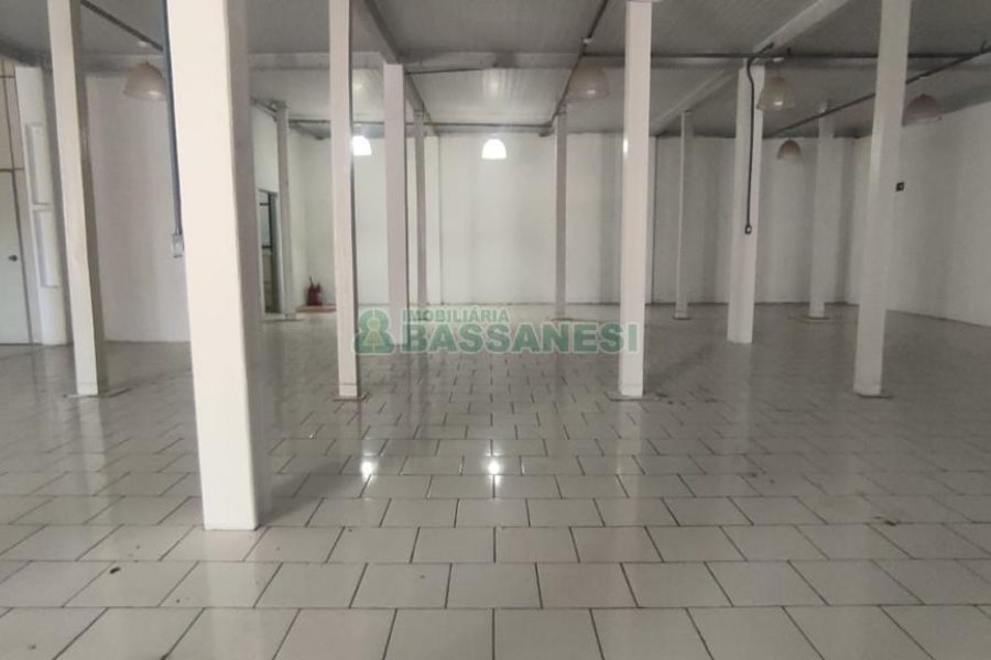 Pavilhão com 891m², no bairro Esplanada em Caxias do Sul para Alugar