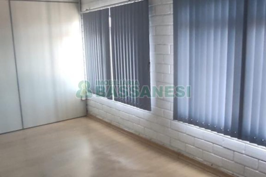 Pavilhão com 891m², no bairro Esplanada em Caxias do Sul para Alugar