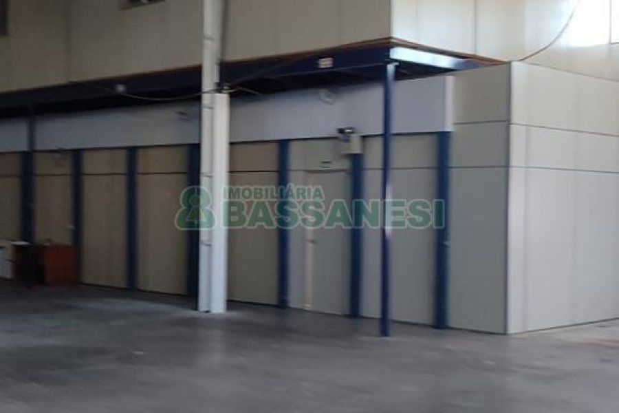 Pavilhão com 891m², no bairro Esplanada em Caxias do Sul para Alugar