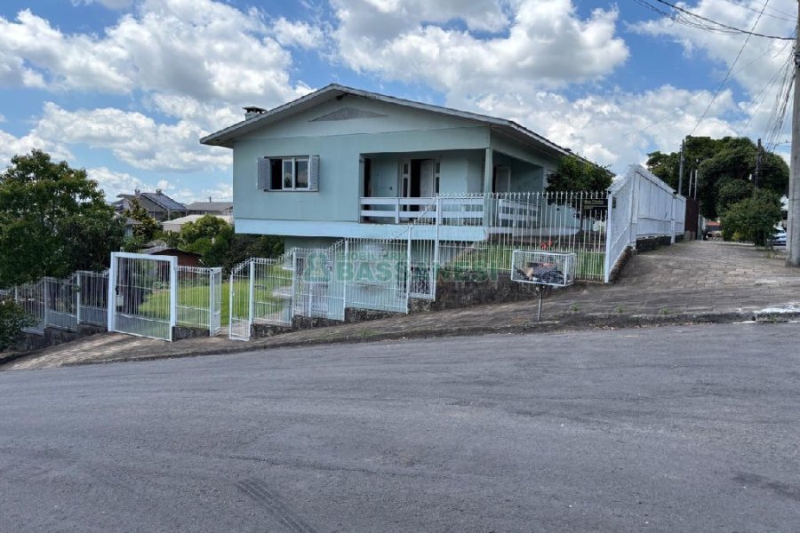 Casa com 150m², 3 dormitórios, 1 vaga, no bairro Santa Lúcia em Caxias do Sul para Alugar