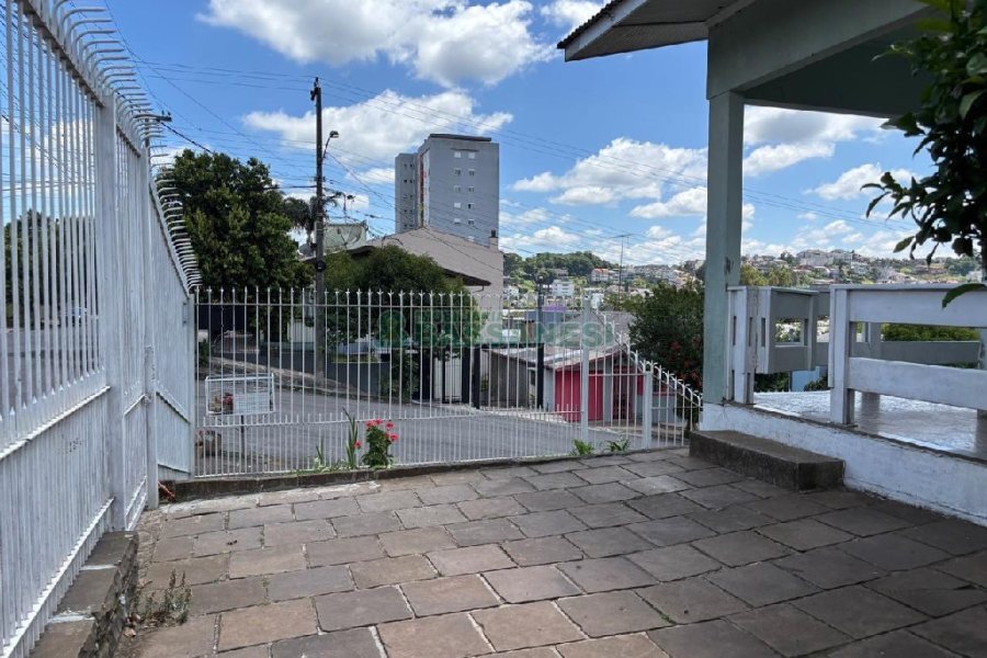 Casa com 150m², 3 dormitórios, 1 vaga, no bairro Santa Lúcia em Caxias do Sul para Alugar