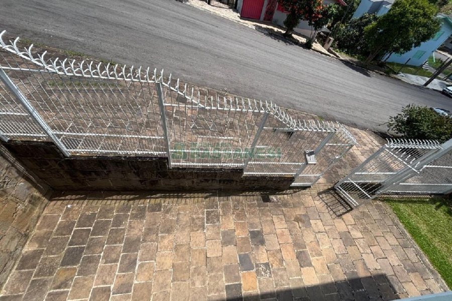 Casa com 150m², 3 dormitórios, 1 vaga, no bairro Santa Lúcia em Caxias do Sul para Alugar