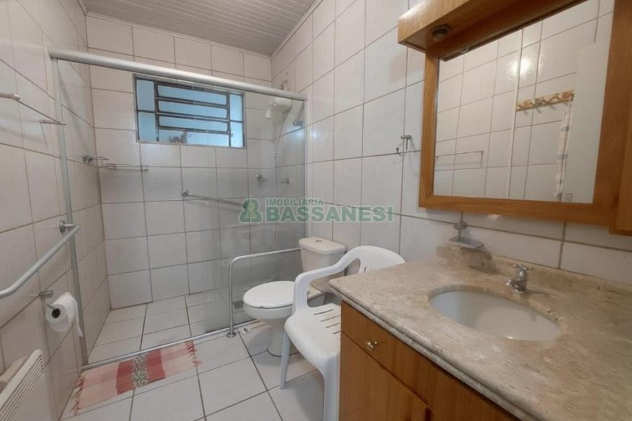 Casa com 100m², 3 dormitórios, 2 vagas, no bairro Panazzolo em Caxias do Sul para Alugar