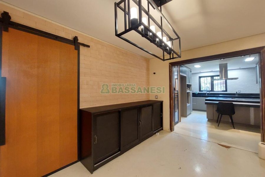 Casa com 350m², 5 dormitórios, 2 vagas, no bairro São Virgílio em Caxias do Sul para Alugar ou Comprar