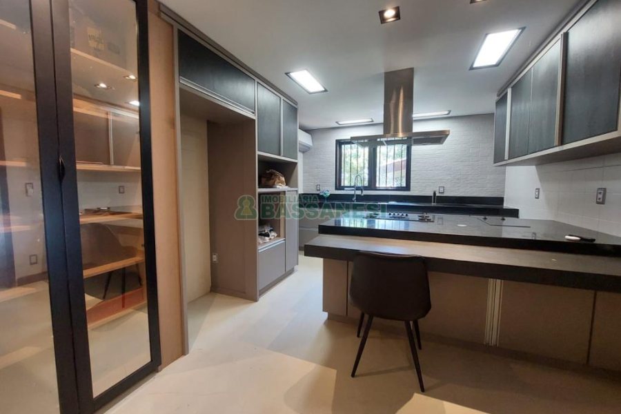 Casa com 350m², 5 dormitórios, 2 vagas, no bairro São Virgílio em Caxias do Sul para Alugar ou Comprar