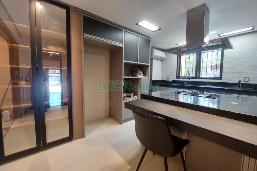 Casa com 350m², 5 dormitórios, 2 vagas, no bairro São Virgílio em Caxias do Sul para Alugar ou Comprar