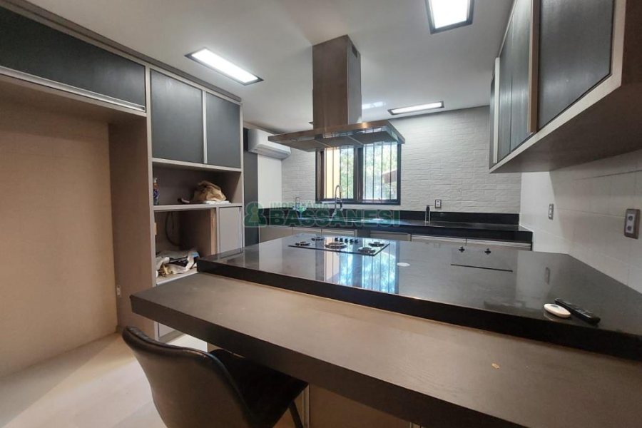 Casa com 350m², 5 dormitórios, 2 vagas, no bairro São Virgílio em Caxias do Sul para Alugar ou Comprar