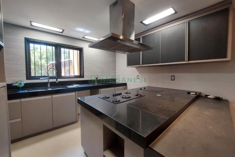 Casa com 350m², 5 dormitórios, 2 vagas, no bairro São Virgílio em Caxias do Sul para Alugar ou Comprar