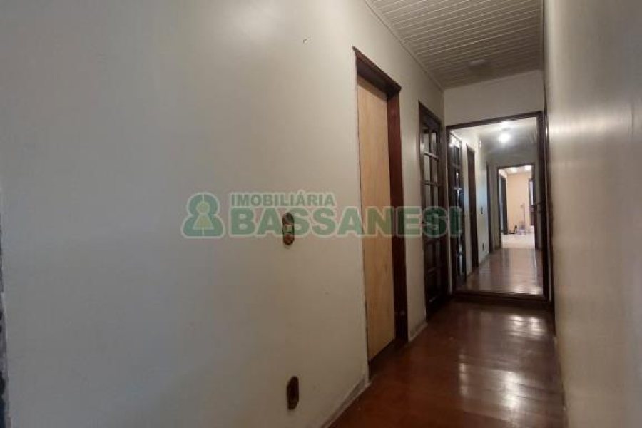 Casa com 350m², 5 dormitórios, 2 vagas, no bairro São Virgílio em Caxias do Sul para Alugar ou Comprar