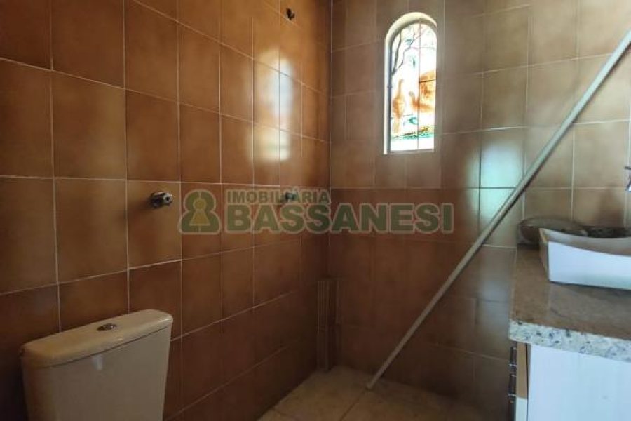 Casa com 350m², 5 dormitórios, 2 vagas, no bairro São Virgílio em Caxias do Sul para Alugar ou Comprar