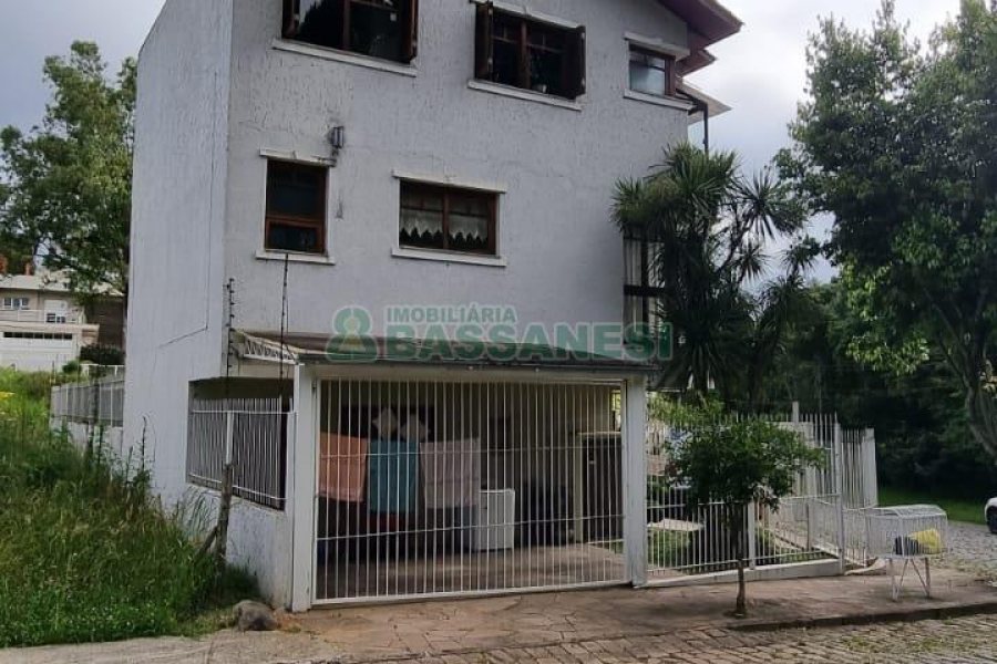 Sobrado com 194m², 4 dormitórios, -4 vaga, no bairro Vinhedos em Caxias do Sul para Comprar