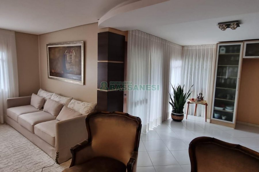 Sobrado com 194m², 4 dormitórios, -4 vaga, no bairro Vinhedos em Caxias do Sul para Comprar