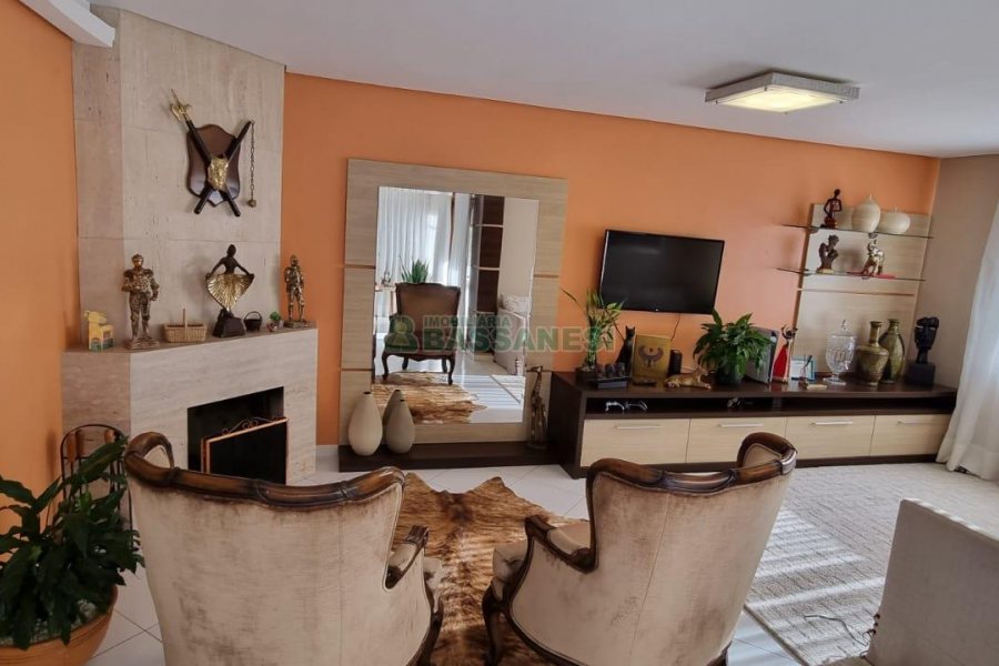 Sobrado com 194m², 4 dormitórios, -4 vaga, no bairro Vinhedos em Caxias do Sul para Comprar